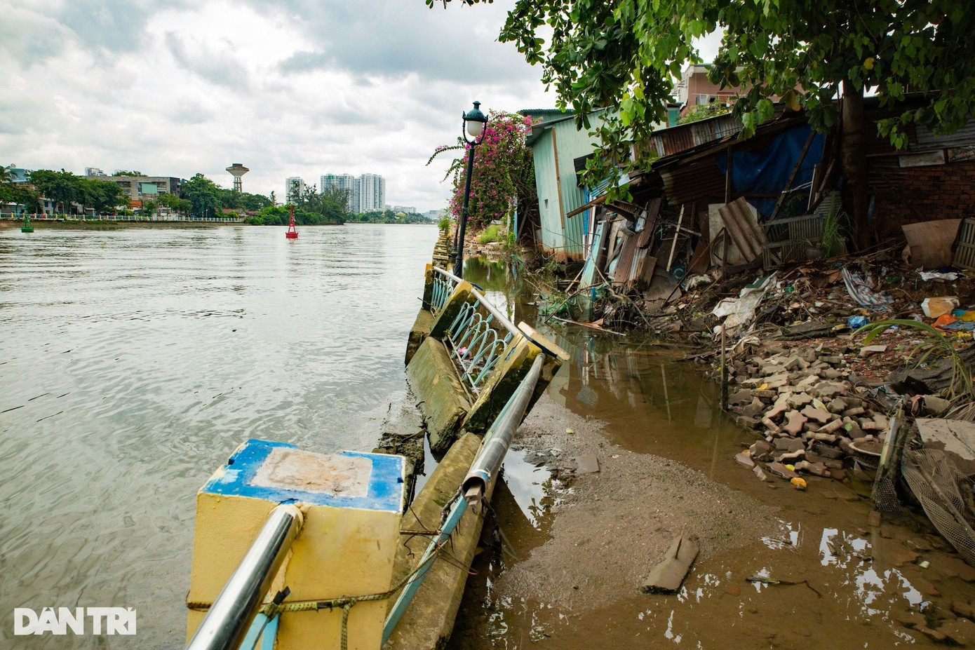 Tường nhà người dân tiếp tục bong nứt dù đã nhiều lần trám và đoạn lan can bờ kè bị sóng đánh lệch, có thể gãy xuống bất cứ lúc nào tại kênh Thanh Đa (Ảnh: Hoàng Hướng). Tường nhà người dân tiếp tục bong nứt dù đã nhiều lần trám và đoạn lan can bờ kè bị sóng đánh lệch, có thể gãy xuống bất cứ lúc nào tại kênh Thanh Đa (Ảnh: Hoàng Hướng).