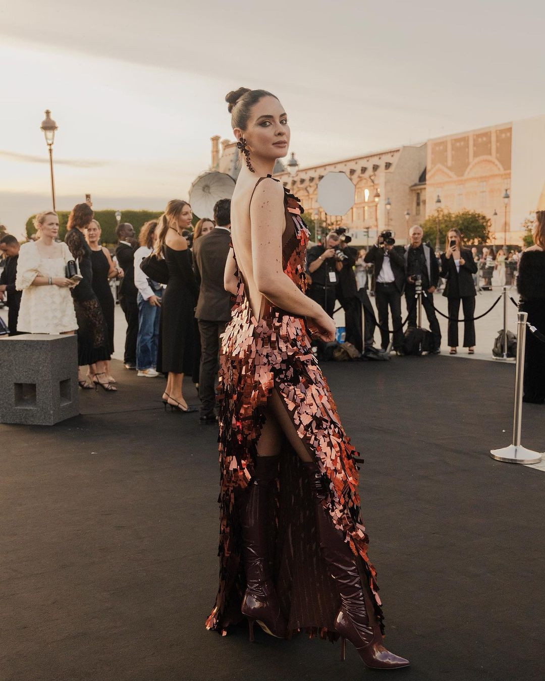 Top 10 Hoa hậu Hoàn vũ 2020 Estafania Soto bay từ quê nhà Puerto Rico sang Paris tham dự sự kiện. Cô diện bộ váy sequin tông màu đỏ, khoe lưng trần quyến rũ.