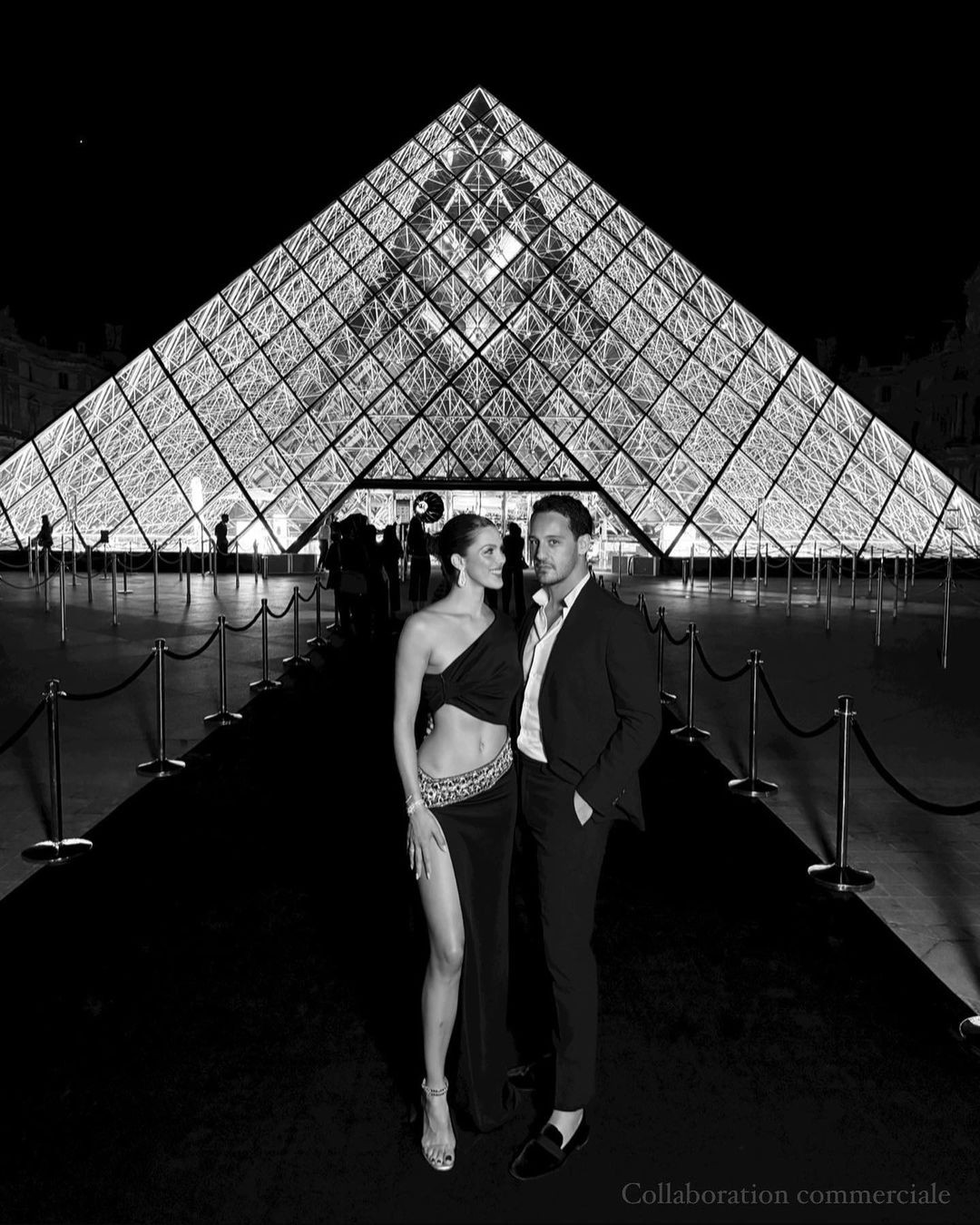 Hoa hậu Hoàn vũ 2016 Iris Mittenaere và bạn trai doanh nhân Diego El Glaoui mặc ton-sur-ton tông đen tại sự kiện. Họ đã đính hôn năm 2022. Diego El Glaoui đang giữ chức CEO của công ty quản lý tài năng We Are Influence. Cặp đôi được khen ngợi có ngoại hình tương xứng.