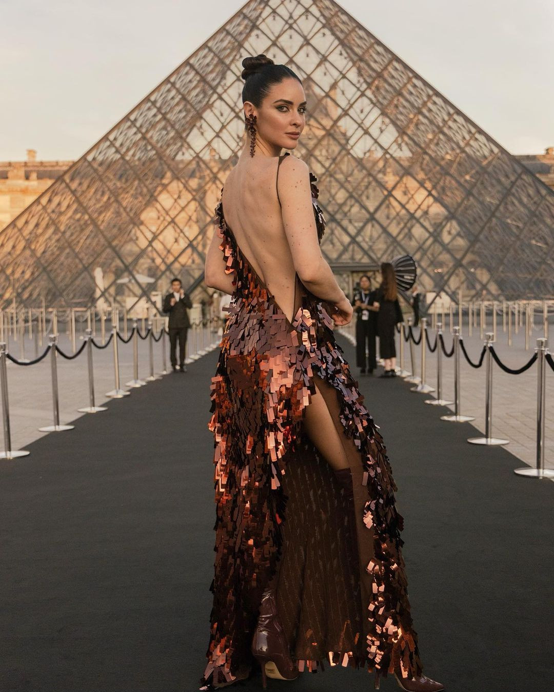 Top 10 Hoa hậu Hoàn vũ 2020 Estafania Soto bay từ quê nhà Puerto Rico sang Paris tham dự sự kiện. Cô diện bộ váy sequin tông màu đỏ, khoe lưng trần quyến rũ.