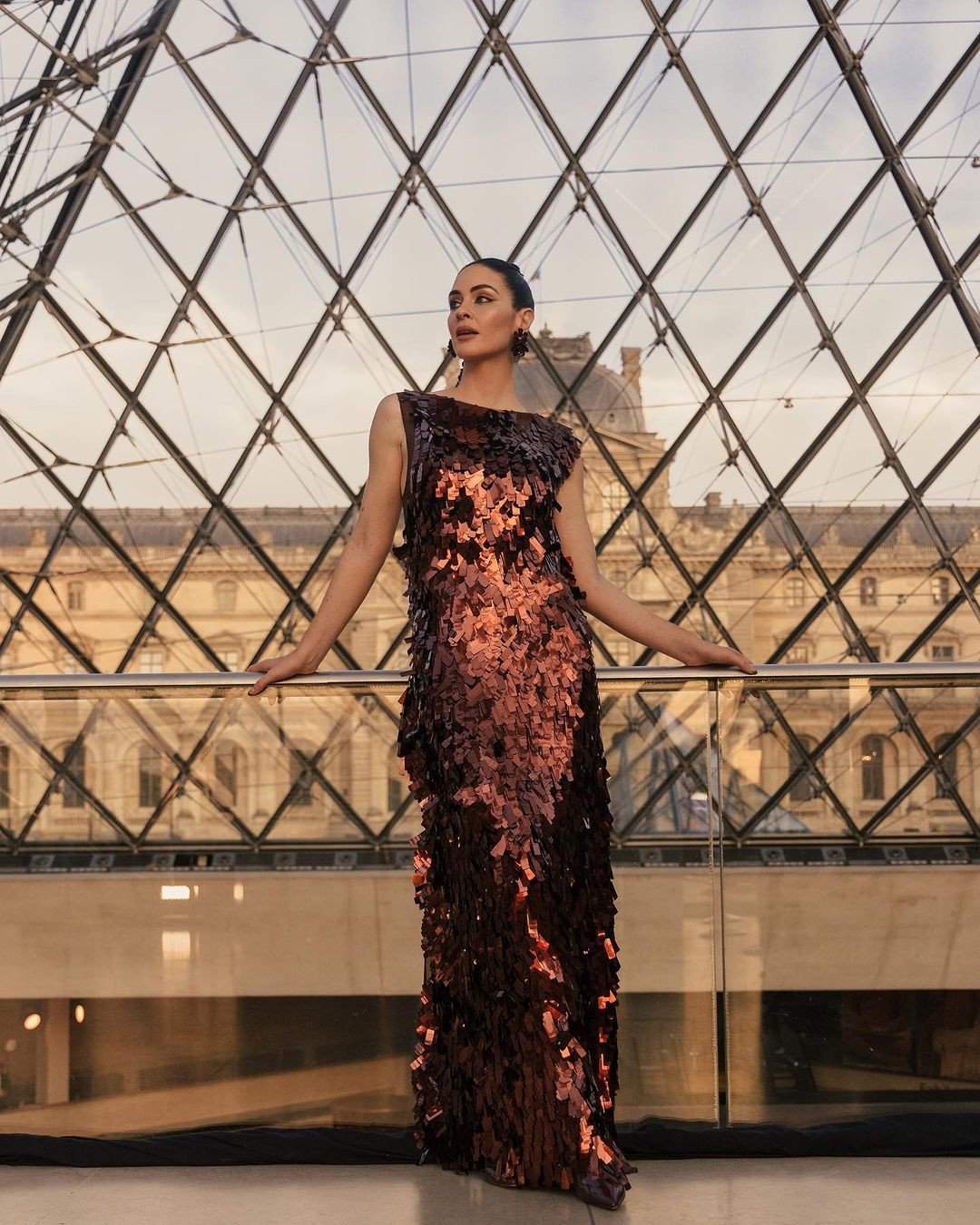 Top 10 Hoa hậu Hoàn vũ 2020 Estafania Soto bay từ quê nhà Puerto Rico sang Paris tham dự sự kiện. Cô diện bộ váy sequin tông màu đỏ, khoe lưng trần quyến rũ.