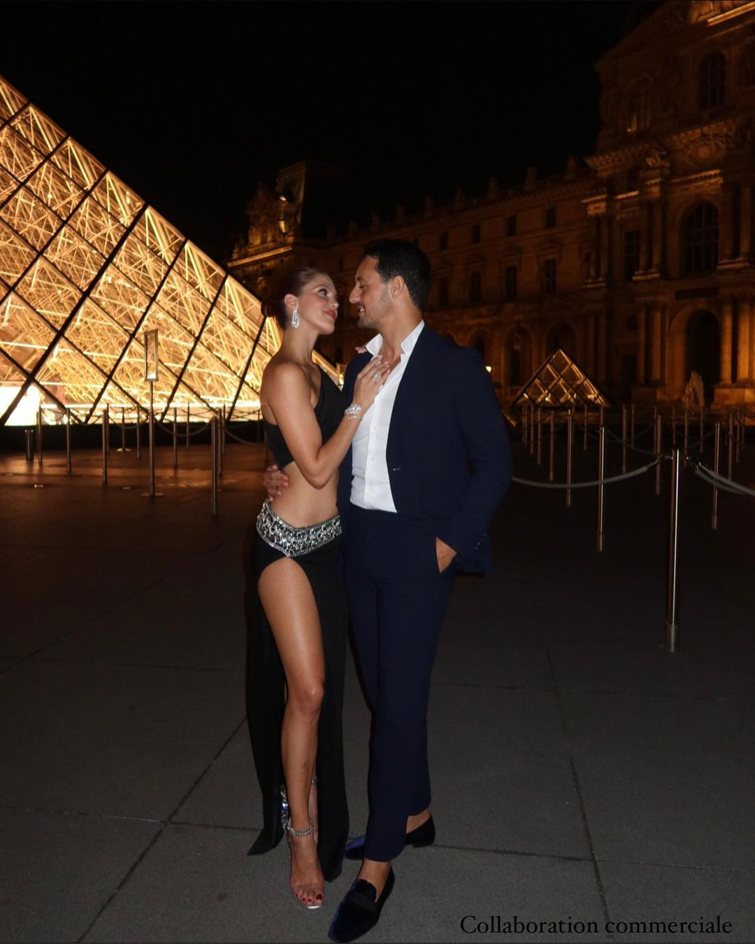 Hoa hậu Hoàn vũ 2016 Iris Mittenaere và bạn trai doanh nhân Diego El Glaoui mặc ton-sur-ton tông đen tại sự kiện. Họ đã đính hôn năm 2022. Diego El Glaoui đang giữ chức CEO của công ty quản lý tài năng We Are Influence. Cặp đôi được khen ngợi có ngoại hình tương xứng.