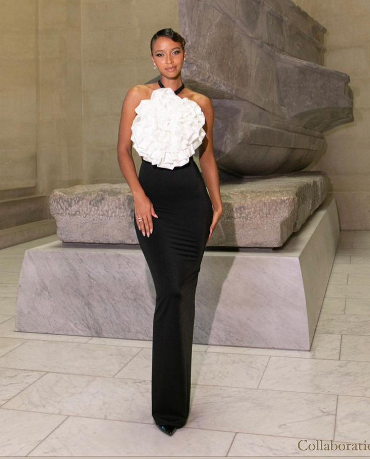 Mỹ nhân Pháp Flora Coquerel diện trang phục tông màu trắng - đen cổ điển, sang trọng. Cô đăng quang Hoa hậu Pháp 2014 và được cử tham dự Hoa hậu Thế giới cùng năm. Năm 2015, cô tiếp tục được lựa chọn đại diện Pháp tham dự Hoa hậu Hoàn vũ 2015 và đạt danh hiệu Á hậu 3 chung cuộc.