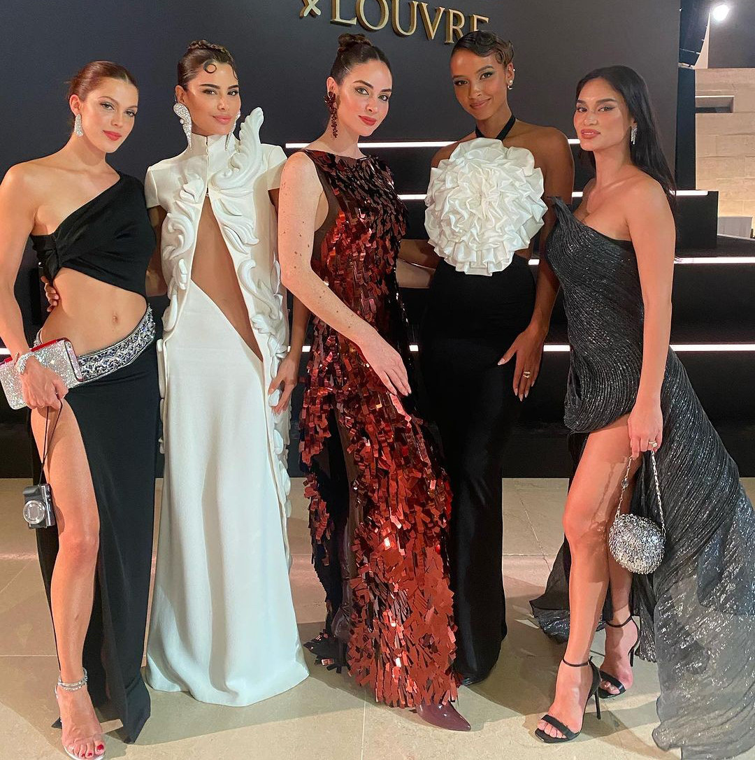 Ngày 27/9 dàn người đẹp bao gồm Hoa hậu Hoàn vũ 2016 Iris Mittenaere, Á hậu 1 Hoa hậu Hoàn vũ 2015 Ariadna Gutierrez, top 10 Hoa hậu Hoàn vũ 2020 Estafania Soto, Á hậu 3 Hoa hậu Hoàn vũ 2015 Flora Coquerel và Hoa hậu Hoàn vũ 2015 Pia Wurtzbach tham dự sự kiện tại bảo tàng Louvre thuộc khuôn khổ Tuần lễ thời trang Paris. Dàn người đẹp diện trang phục lộng lẫy, gợi cảm, thu hút sự chú ý của người hâm mộ.