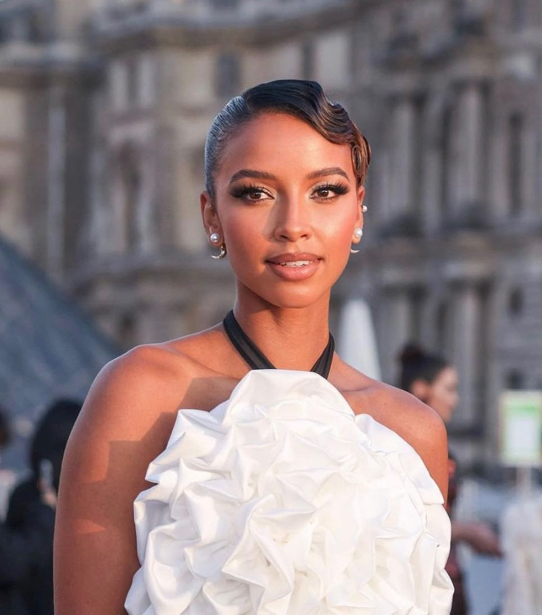 Mỹ nhân Pháp Flora Coquerel diện trang phục tông màu trắng - đen cổ điển, sang trọng. Cô đăng quang Hoa hậu Pháp 2014 và được cử tham dự Hoa hậu Thế giới cùng năm. Năm 2015, cô tiếp tục được lựa chọn đại diện Pháp tham dự Hoa hậu Hoàn vũ 2015 và đạt danh hiệu Á hậu 3 chung cuộc.