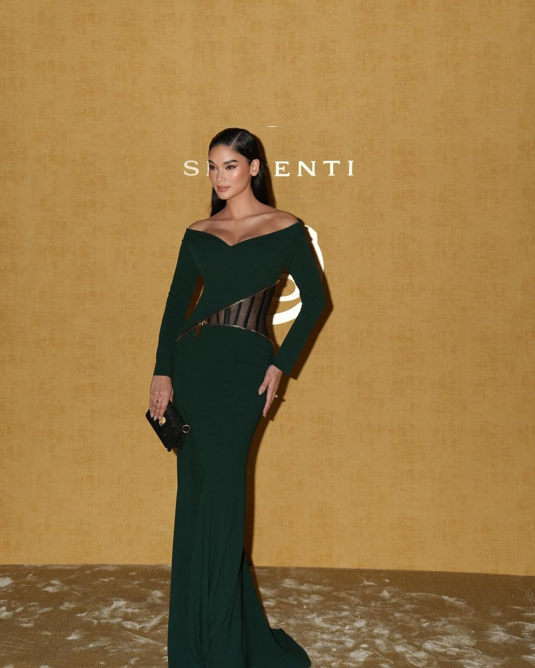 Hoa hậu Hoàn vũ 2015 gây chú ý với phong thái sang trọng, thanh lịch. Cô mới kết hôn cùng doanh nhân doanh nhân Jeremy Jauncey và hiện là gương mặt đắt show quảng cáo.