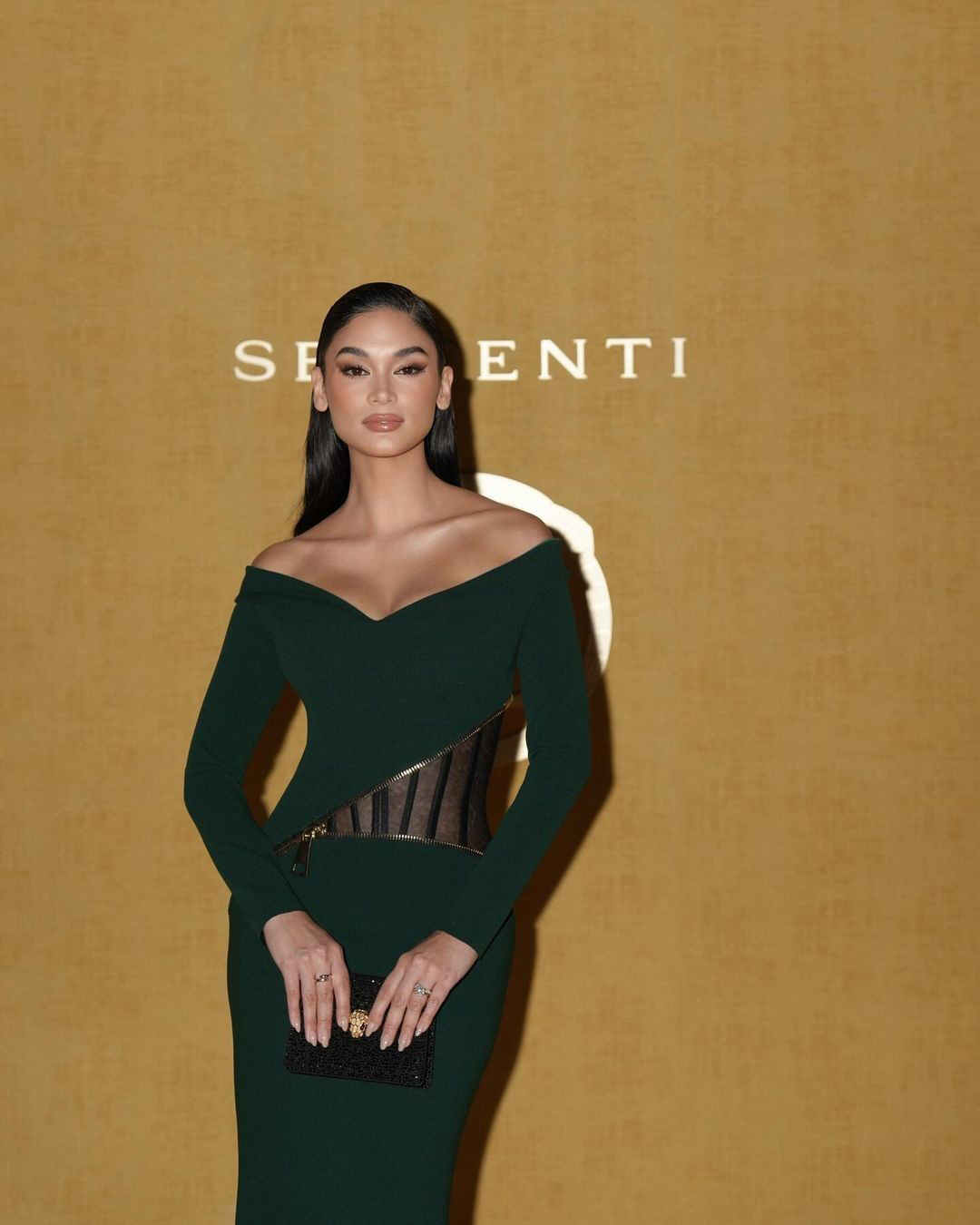 Hoa hậu Hoàn vũ 2015 gây chú ý với phong thái sang trọng, thanh lịch. Cô mới kết hôn cùng doanh nhân doanh nhân Jeremy Jauncey và hiện là gương mặt đắt show quảng cáo.