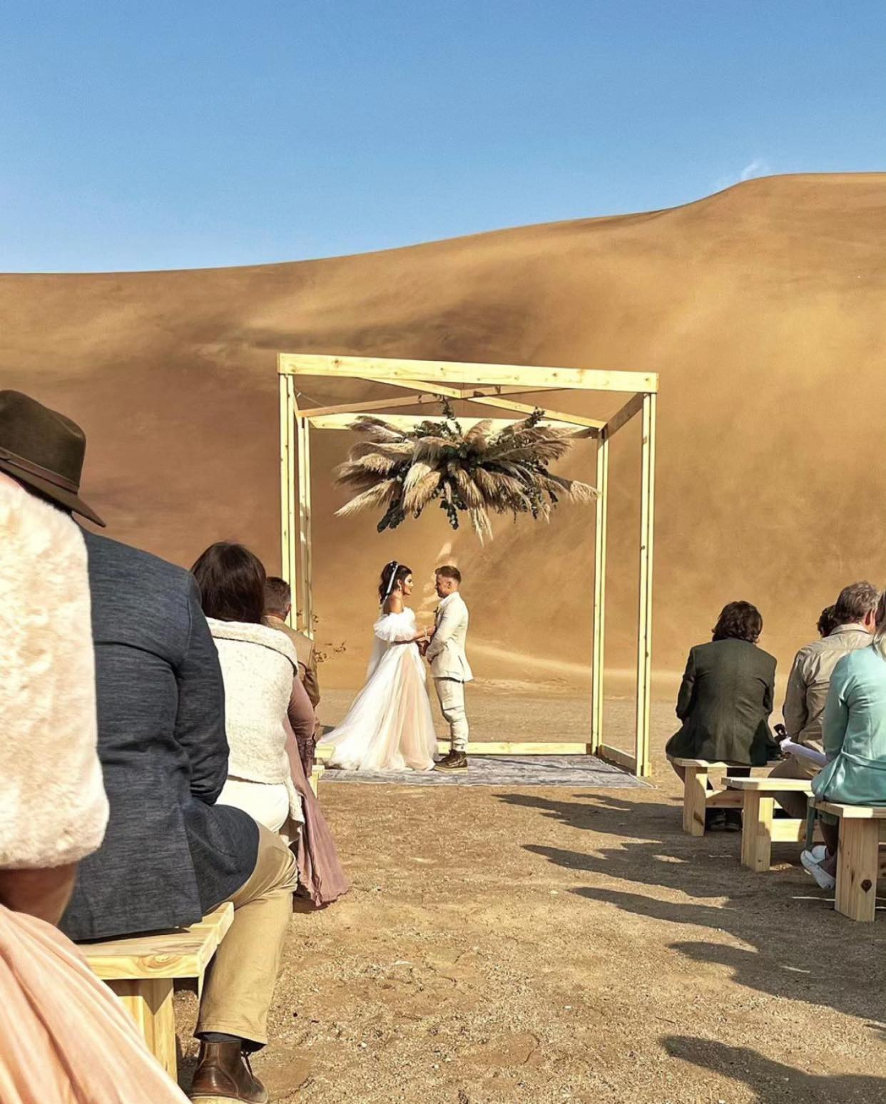 Chanique Rabe và chồng Kyle Honeyborne tổ chức hôn lễ với sự tham dự của ông Gerhard von Lipinsk - chủ tịch cuộc thi Hoa hậu Siêu quốc gia. Chanique Rabe và chồng Kyle Honeyborne tổ chức hôn lễ với sự tham dự của ông Gerhard von Lipinsk - chủ tịch cuộc thi Hoa hậu Siêu quốc gia.