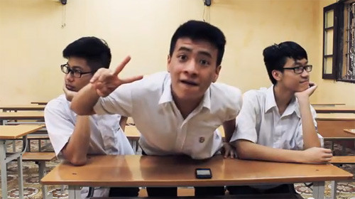 Các chàng trai vừa trình diễn Kiyomi vừa 