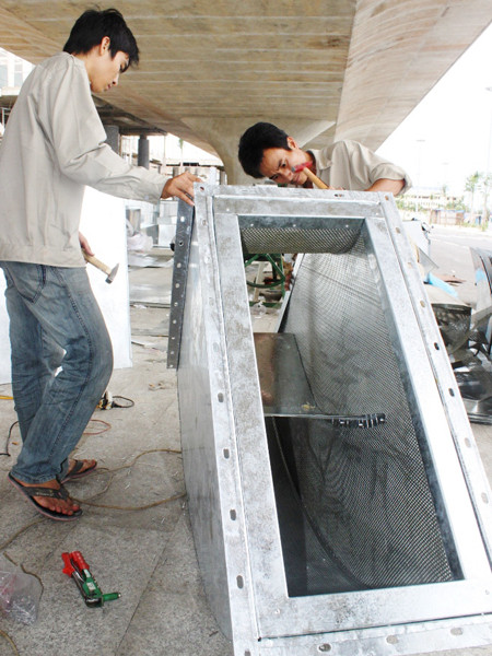 Công nhân triển khai hạng mục điều hòa, thông khí