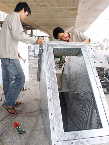 Công nhân triển khai hạng mục điều hòa, thông khí. Công nhân triển khai hạng mục điều hòa, thông khí