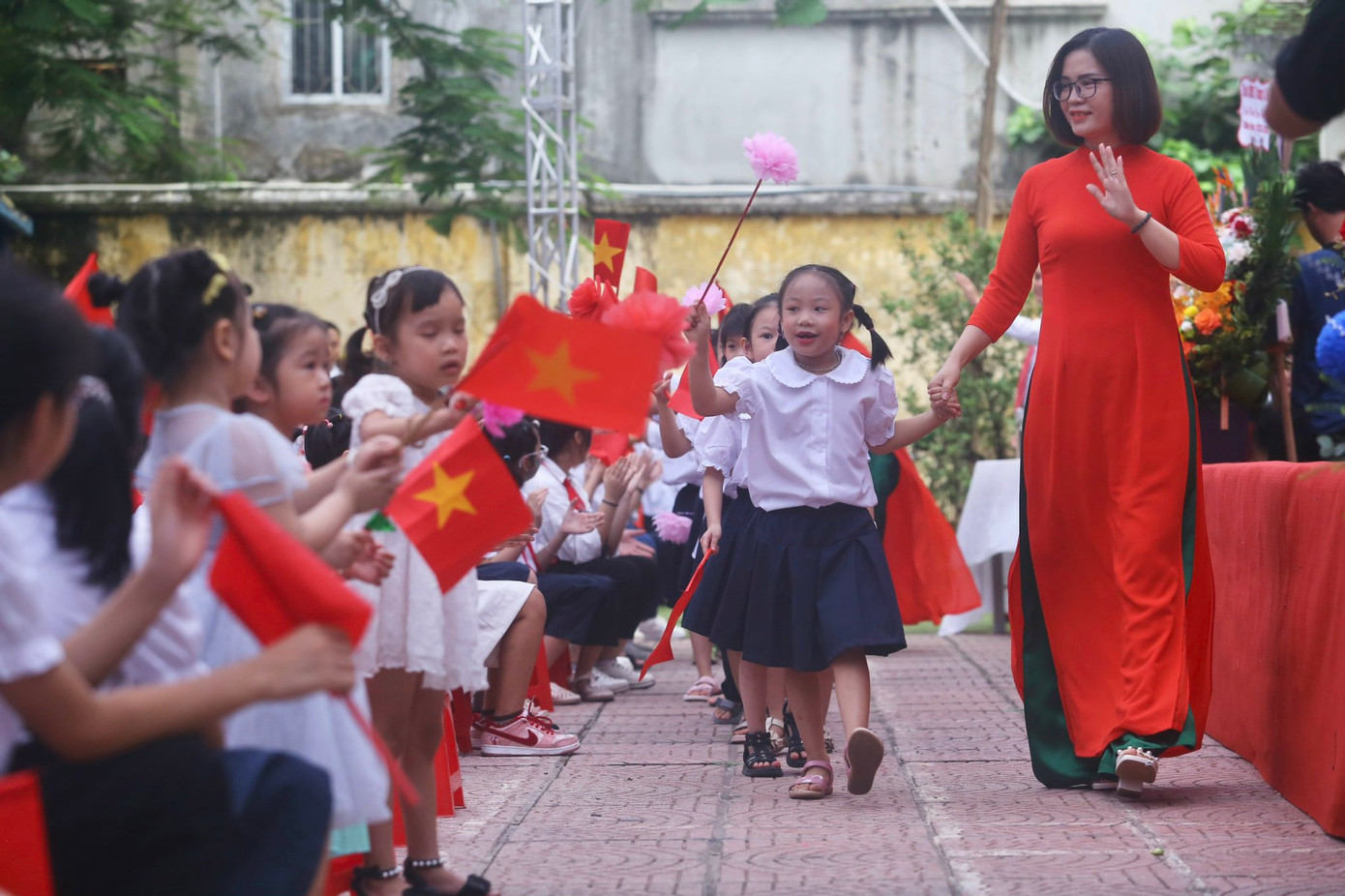 Trường PTCS Xã Đàn có cả lớp mẫu giáo, đồng hành cùng cô giáo và các bạn, các bé bị câm điếc bẩm sinh có thể hòa nhập tốt nhất với môi trường từ khi còn nhỏ
