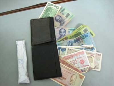 Tang vật chiếc bóp Đỉnh và Thư ăn trộm tại khách sạn