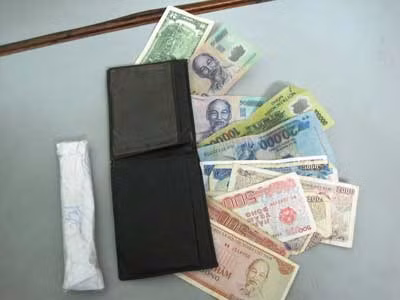 Tang vật chiếc bóp Đỉnh và Thư ăn trộm tại khách sạn. Tang vật chiếc bóp Đỉnh và Thư ăn trộm tại khách sạn