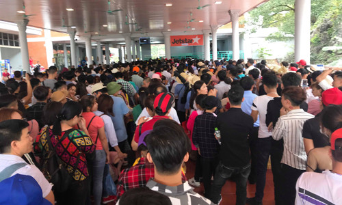 Chưa khai hội, chùa Hương đã 'thất thủ' vì hàng vạn người hành hương ảnh 1