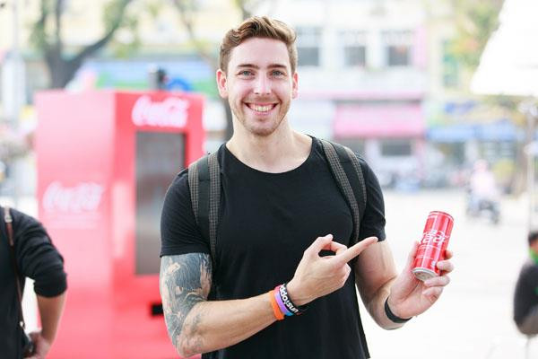 Phiên bản lon Coca-Cola song ngữ lần đầu tiên có mặt tại Việt Nam ảnh 1