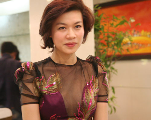 Ca sĩ Cẩm Tú - giọng hát chính của đĩa nhạc 