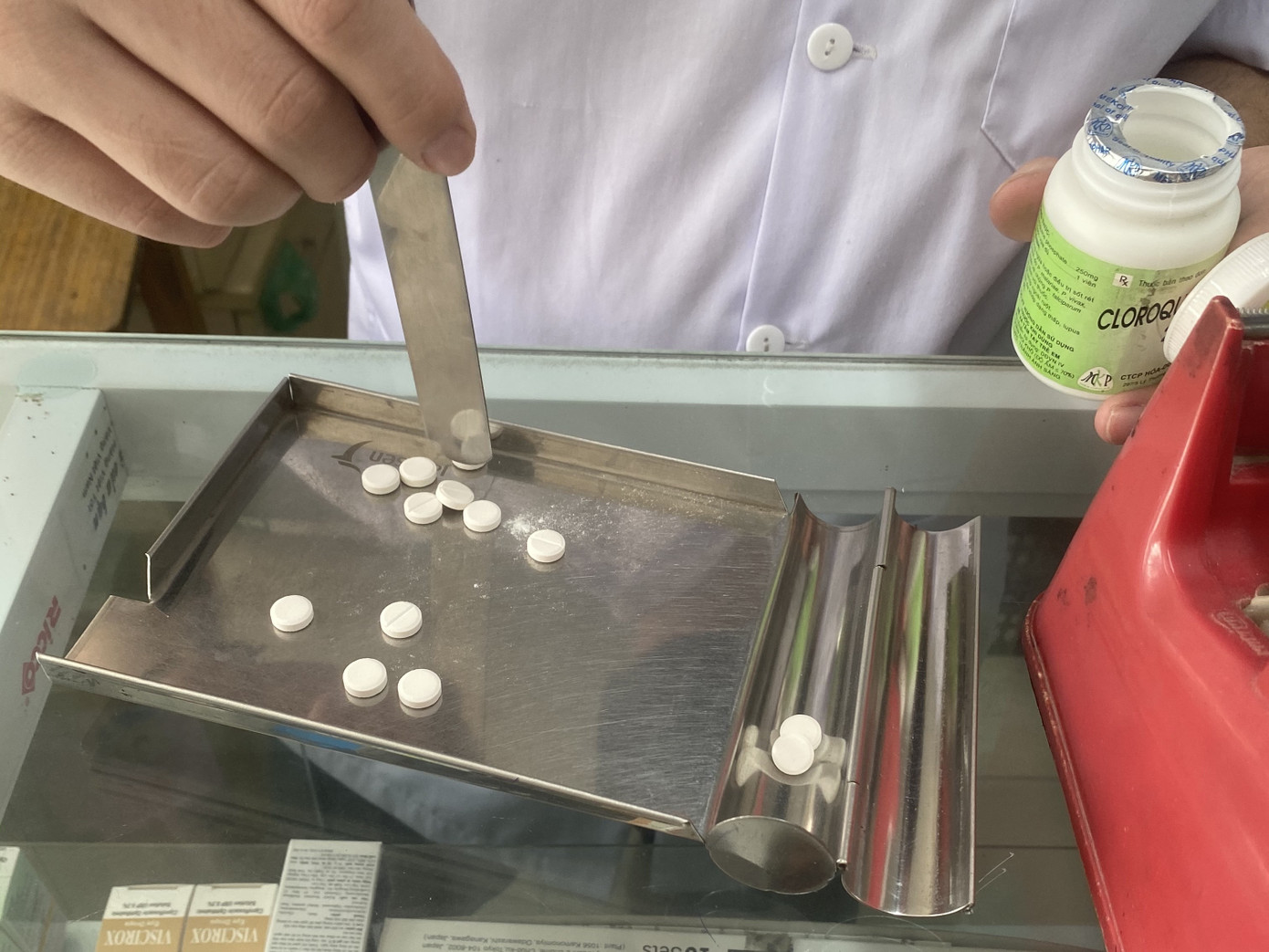 Thuốc sốt rét bất ngờ cháy hàng, người dân mua phòng Covid-19 ảnh 2