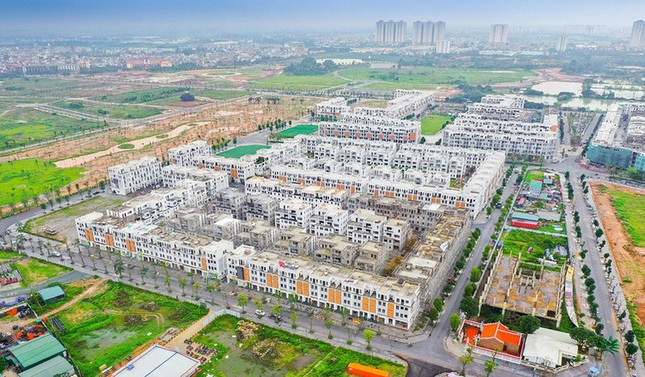 Tại ô đất 12 CCV trong Khu đô thị Nam đường Vành đai 3 -The Manor Central Park quy hoạch được duyệt là “Trung tâm thương mại dịch vụ” hiện biến thành hàng trăm shophouse, biệt thự.