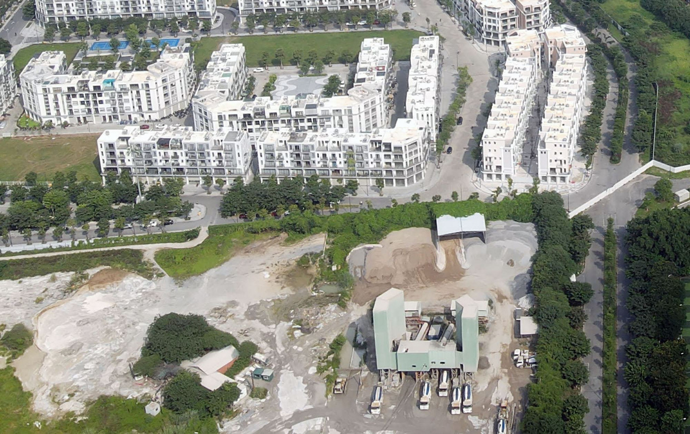 Hiện trạng các lô đất trên (hơn 5,2ha-PV) đã được giải phóng mặt bằng và đang ươm cây bóng mát trên lô đất; riêng tại ô đất 18 là quỹ đất 20% của dự án có 1 trạm trộn bê tông được cấp phép phục vụ cho dự án The Manor Central Park (Ảnh - Vnmedia.vn)