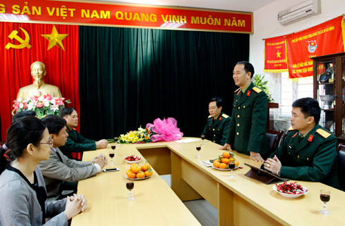 Đoàn đại biểu báo Tiền Phong cũng đến thăm và chúc mừng cán bộ, chiến sĩ Ban Thanh niên Quân đội