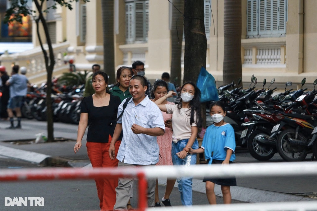 Tại bãi giữ xe vỉa hè đường Hải Triều, lúc 17h hơn, một gia đình vui mừng vì tìm được nơi gửi xe thuận tiện (Ảnh: Tâm Linh). Tại bãi giữ xe vỉa hè đường Hải Triều, lúc 17h hơn, một gia đình vui mừng vì tìm được nơi gửi xe thuận tiện (Ảnh: Tâm Linh).