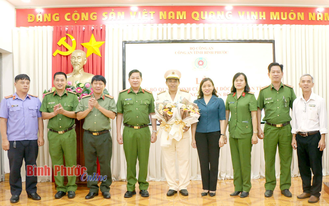 Thượng tá Nguyễn Hoài Thanh, Phó Trưởng Công an thị xã Bình Long chụp hình lưu niệm với các đại biểu về dự lễ Thượng tá Nguyễn Hoài Thanh, Phó Trưởng Công an thị xã Bình Long chụp hình lưu niệm với các đại biểu về dự lễ
