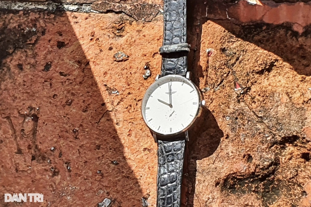 Chiếc đồng hồ đá đang có dấu hiệu xuống cấp, hư hỏng (Ảnh: Huỳnh Hải). Chiếc đồng hồ đá đang có dấu hiệu xuống cấp, hư hỏng (Ảnh: Huỳnh Hải).