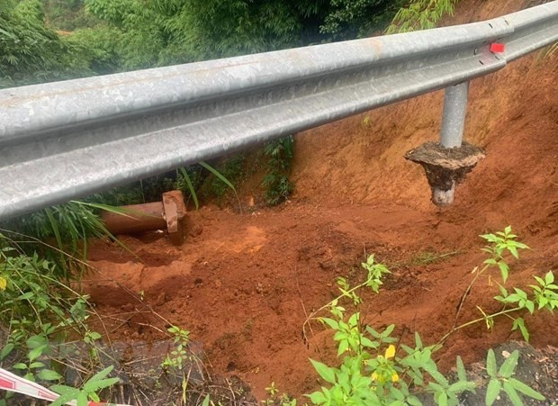 Tuyến đường huyết mạch nối Bình Phước với Lâm Đồng sạt lở nghiêm trọng. (Ảnh: TTXVN phát) Tuyến đường huyết mạch nối Bình Phước với Lâm Đồng sạt lở nghiêm trọng. (Ảnh: TTXVN phát)