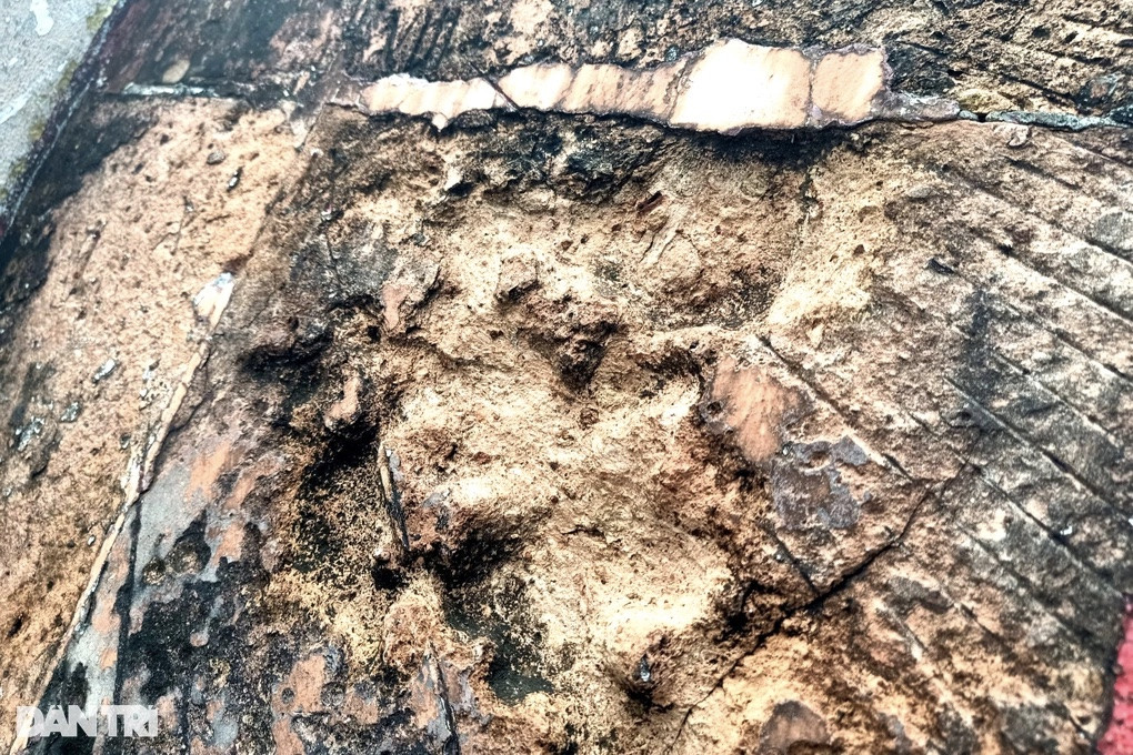 Chiếc đồng hồ đá đã hơn 100 tuổi, xem giờ bằng ánh nắng mặt trời. Thời điểm 10h sáng, vạch sáng - tối chỉ vị trí số X La Mã (Ảnh: Huỳnh Hải). Chiếc đồng hồ đá đã hơn 100 tuổi, xem giờ bằng ánh nắng mặt trời. Thời điểm 10h sáng, vạch sáng - tối chỉ vị trí số X La Mã (Ảnh: Huỳnh Hải).