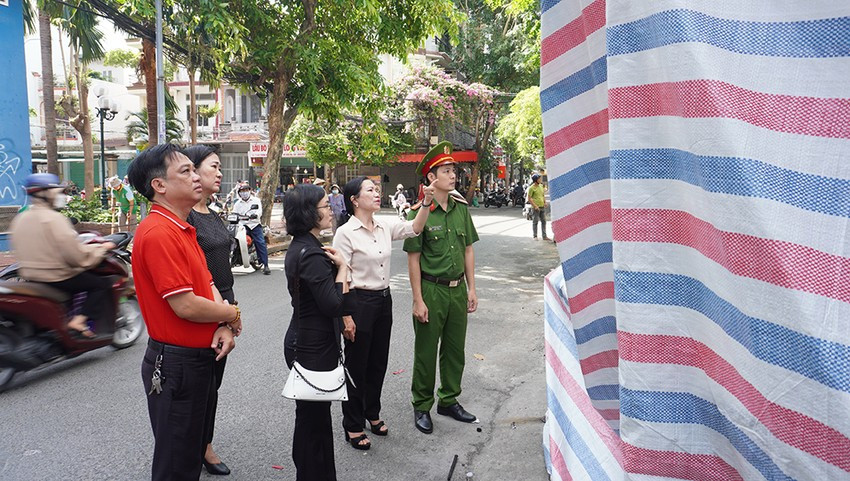 Lãnh đạo Quận ủy, UBND quận Gò Vấp tới hiện trường và thăm hỏi, động viên gia đình hai trẻ em tử vong trong vụ cháy trên địa bàn. Ảnh: NT