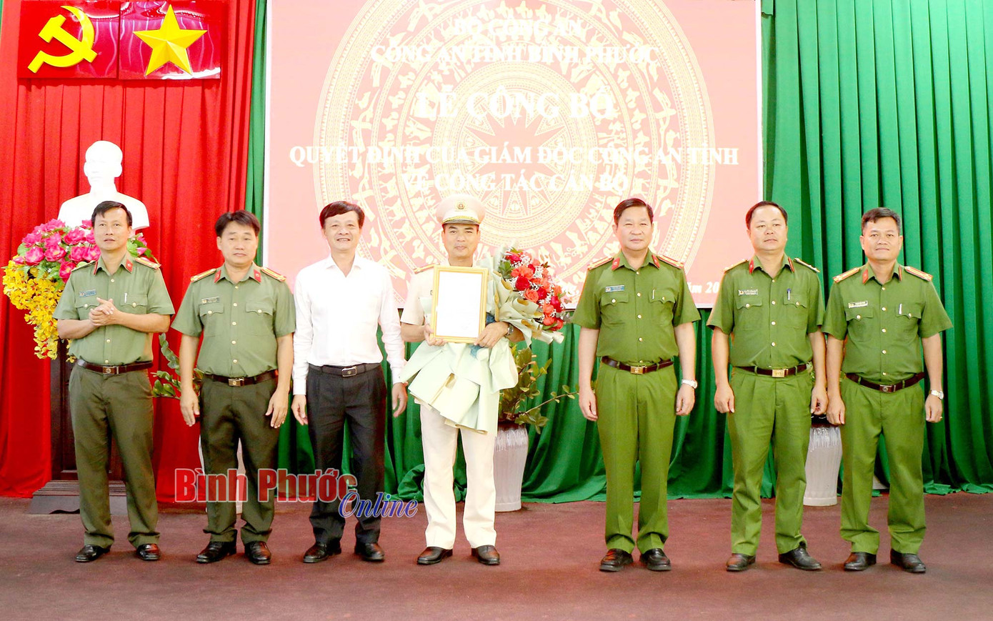 Thượng tá Nguyễn Văn Đợi, Phó Trưởng Công an huyện Phú Riềng chụp hình lưu niệm với các đại biểu về dự lễ Thượng tá Nguyễn Văn Đợi, Phó Trưởng Công an huyện Phú Riềng chụp hình lưu niệm với các đại biểu về dự lễ