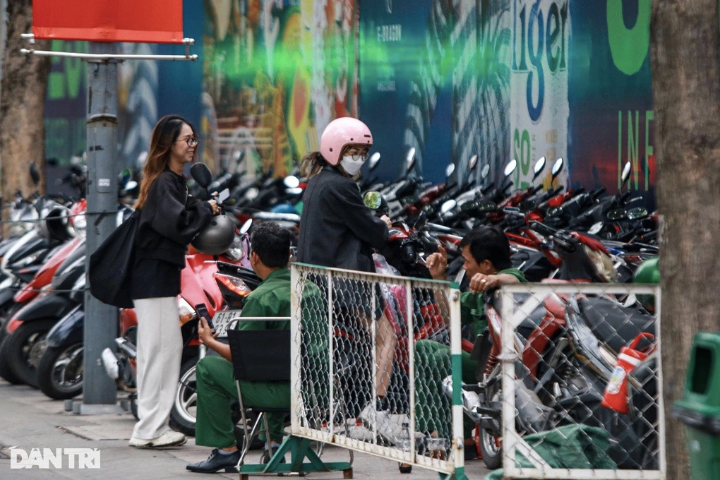 Một bãi giữ xe ở đầu phố đi bộ Nguyễn Huệ phía đường Tôn Đức Thắng (Ảnh: Tâm Linh). Một bãi giữ xe ở đầu phố đi bộ Nguyễn Huệ phía đường Tôn Đức Thắng (Ảnh: Tâm Linh).