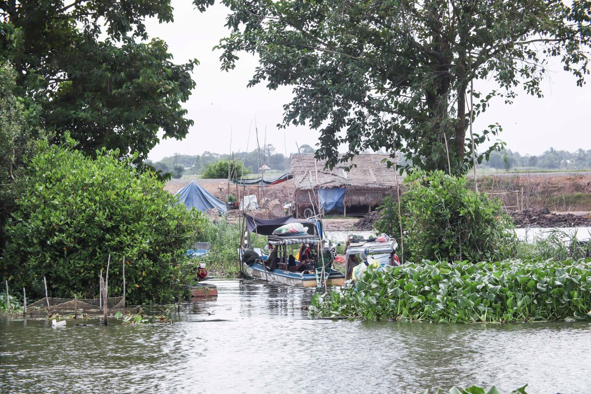 Nhiều gia đình sống bằng nghề đánh bắt thủy sản vẫn neo đậu chờ con nước về. Nhiều gia đình sống bằng nghề đánh bắt thủy sản vẫn neo đậu chờ con nước về.