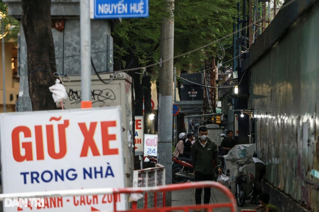 Các biển thông báo giữ xe được bố trí từ đầu đường Nguyễn Huệ để thu hút người gửi đi vào 2 bãi trên đường Tôn Thất Thiệp (Ảnh: Tâm Linh). Các biển thông báo giữ xe được bố trí từ đầu đường Nguyễn Huệ để thu hút người gửi đi vào 2 bãi trên đường Tôn Thất Thiệp (Ảnh: Tâm Linh).