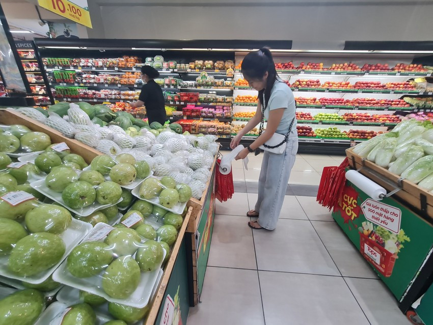 Siêu thị sử dụng túi thân thiện với môi trường. Ảnh: NGUYỄN CHÂU Siêu thị sử dụng túi thân thiện với môi trường. Ảnh: NGUYỄN CHÂU