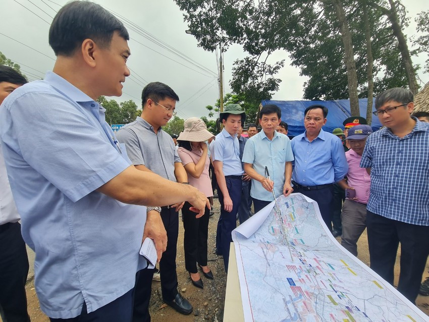 Thứ trưởng Bộ GTVT Lê Anh Tuấn, Quyền Chủ tịch UBND tỉnh Đồng Nai Võ Tấn Đức báo cáo với Chủ nhiệm Ủy Ban Kinh tế Quốc hội Vũ Hồng Thanh về dự án đường cao tốc Biên Hòa - Vũng Tàu. Ảnh: VH Thứ trưởng Bộ GTVT Lê Anh Tuấn, Quyền Chủ tịch UBND tỉnh Đồng Nai Võ Tấn Đức báo cáo với Chủ nhiệm Ủy Ban Kinh tế Quốc hội Vũ Hồng Thanh về dự án đường cao tốc Biên Hòa - Vũng Tàu. Ảnh: VH