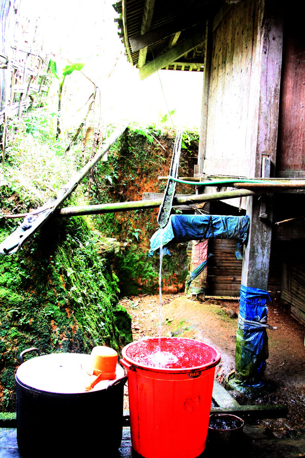 Bên hông nhà có đường ống dẫn nước từ suối khe