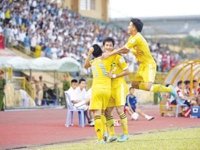 Công Vinh (giữa) và đồng đội có giữ được ngôi đầu sau vòng 15?. Ảnh: VSI. Công Vinh (giữa) và đồng đội có giữ được ngôi đầu sau vòng 15?. Ảnh: VSI