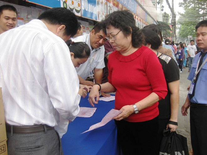 Đợi thanh toán, lấy hóa đơn, nhận hàng cũng khiến nhiều người 