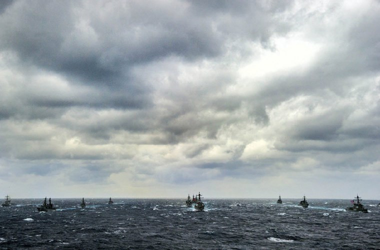 Đội tàu hộ tống hùng hậu theo kèm