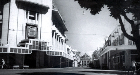 Đường phố Tràng Tiền vắng tanh trước giờ tiếp quản