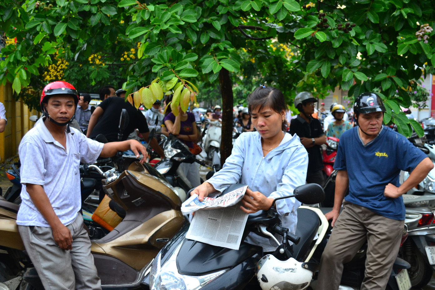 Bên ngoài, phụ huynh đợi con vào phòng thi
