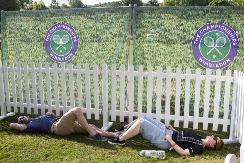 Bikini ngập tràn ngập nước Anh trong ngày nóng lịch sử ảnh 17