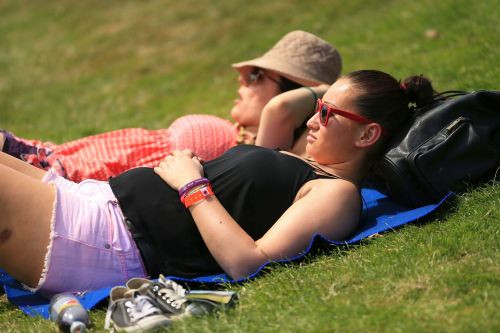 Bikini ngập tràn ngập nước Anh trong ngày nóng lịch sử ảnh 10