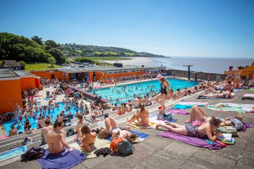 Bikini ngập tràn ngập nước Anh trong ngày nóng lịch sử ảnh 9