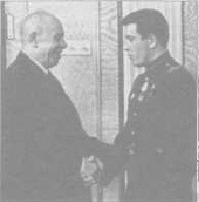 Yu.V. Babansky (bên phải) trong buổi lễ trao tặng huân chương tại điện Kremlin. Tháng 4 năm 1969