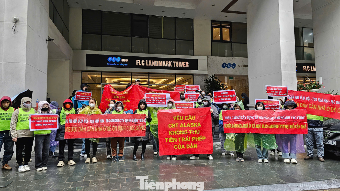 Khách hàng mua căn hộ tại tòa nhà xã hội HH4 thuộc dự án khu chức năng đô thị Đại Mỗ đội mưa băng rôn đòi nhà. Khách hàng mua căn hộ tại tòa nhà xã hội HH4 thuộc dự án khu chức năng đô thị Đại Mỗ đội mưa băng rôn đòi nhà.