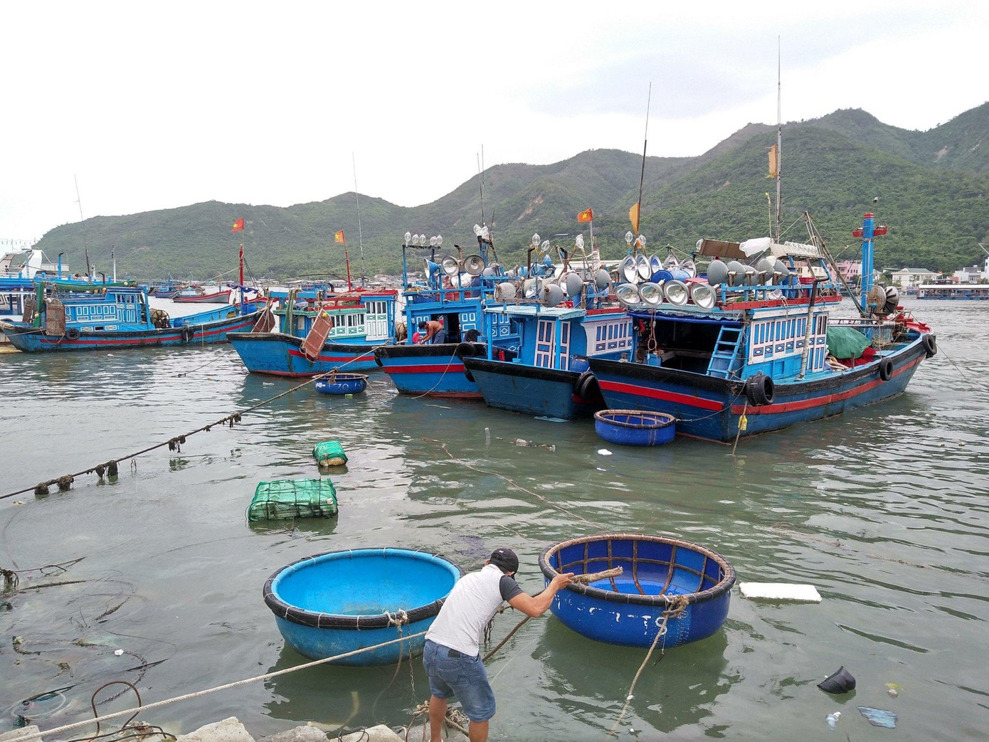 Nhiều tàu thuyền của người dân Khánh Hoà đã về neo đậu tại Cảng Hòn Rớ để tránh bão