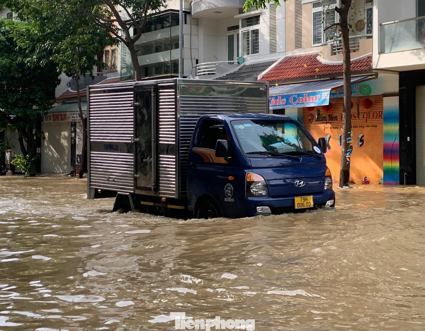 Ô tô chạy đường phố ngập nước ở phố biển Nha Trang